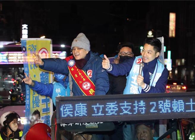 国民党立委赖士葆（左）批评赖清德在国中生发生不幸时表达哀悼，如今闪躲迴避是否支持废死。图为台北市长蒋万安（右）3日陪同赖士葆车队扫街，向民眾拜票。（刘宗龙摄）