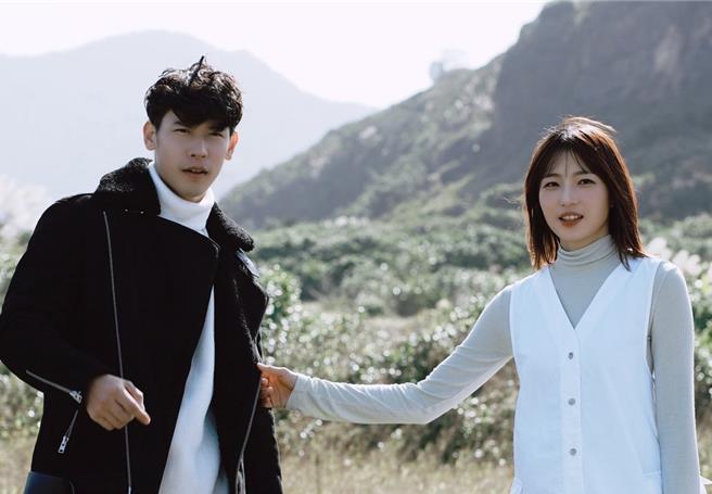 冯晨轩（左）邀王牧语拍摄新歌MV。（迷音工作室提供）