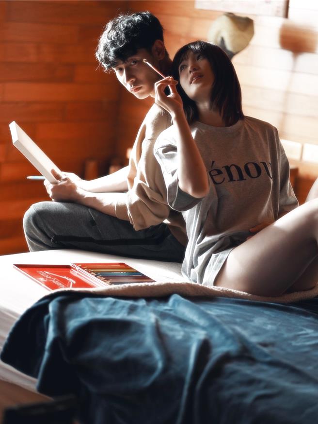 冯晨轩（左）邀王牧语拍摄新歌MV。（迷音工作室提供）