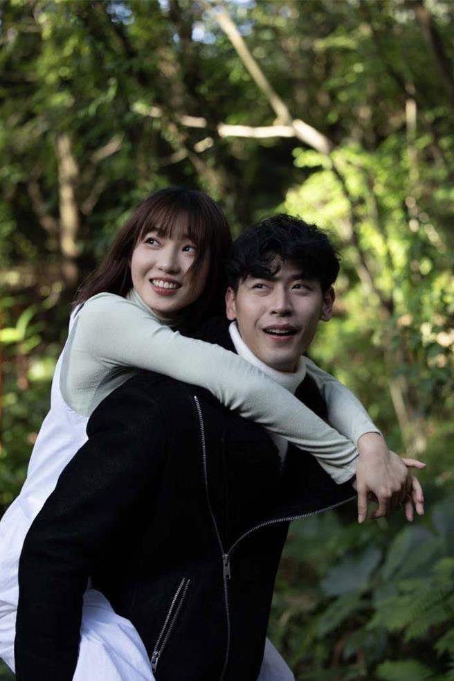 冯晨轩（右）邀王牧语拍摄新歌MV。（迷音工作室提供）