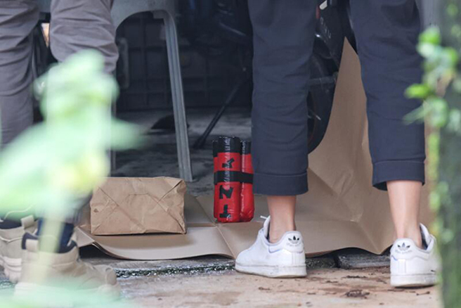 演习忘记带走的炸弹，被放置在地上。（图／翻摄星洲网）