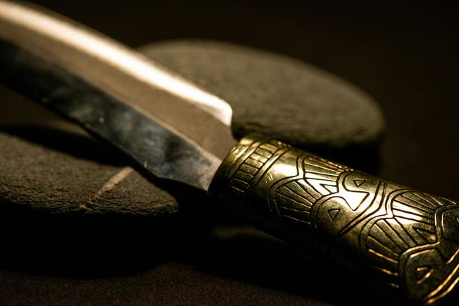 西拉雅族於祭儀配戴的銅制禮刀(圖片來源：台南市文化局提供)