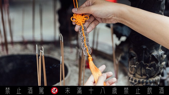 「祥龍迎春五寶幣」援引民間信仰五帝錢做法，精美別緻。(圖/業者提供)