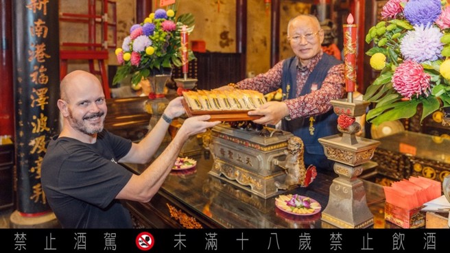 每一款「祥龍迎春五寶幣」皆由專人送往新港奉天宮過爐開光。(圖/業者提供)