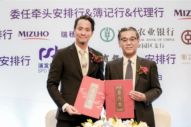 日盛国际融资租赁董事长朱志威与瑞穗银行苏州分行行长山口真一代表签约。图／业者提供