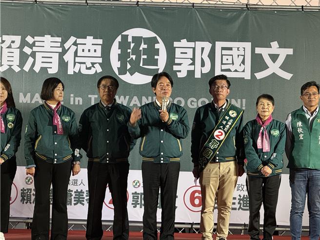 赖清德（中）5日回台南赶场辅选郭国文，呼吁台南乡亲力挺，让他与萧美琴能拿下歷史性的高得票的纪录。（曹婷婷摄）