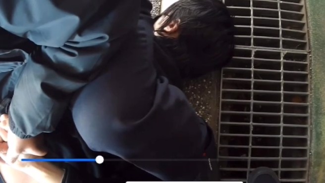 今（5）日上午台北市松山区八德路4段一处社区发生金曲创作歌手与女友发生纠纷，男子竟拿出刀子挥动，警方获报到场与保全将嫌犯压制。（翻摄画面）