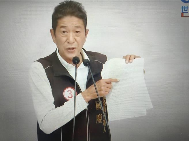 无党籍林国庆拿出儿子租屋营生资料，与陈冠廷拥有房地做比较。（廖素慧摄）
