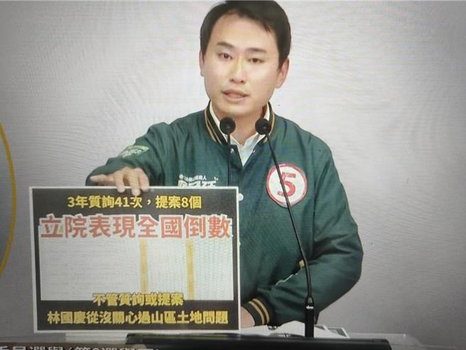 民进党陈冠廷酸林国庆当过立委，问政质量全国排名倒数，让乡亲没有印象度。（廖素慧摄）