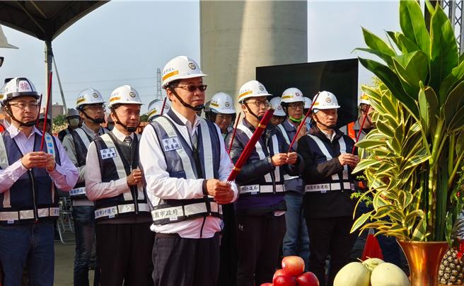 桃园市八德生活圈六号道路配合捷运绿线工程辟建，5日举办动工典礼，目标首期工程建国路至建德路段今年底通车。该路线全长13.5公里，由八德交流道连接台66线，共分4段，首期工程属于第2段的一部分。（赖佑维摄）