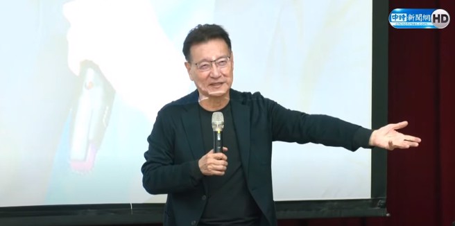 国民党副总统候选人赵少康5日到高雄科技大学演讲，并回应学生提问。(截自中时新闻网直播)