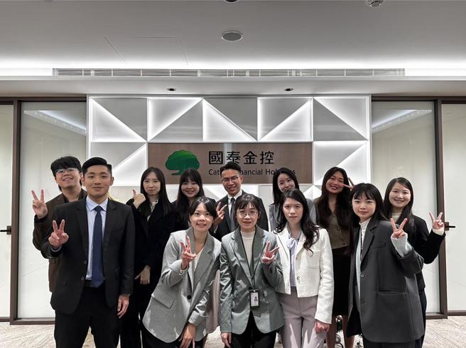 国泰三大储备干部计画，国泰金控GMA、国泰世华银行CMA、国泰人寿CIM，今年总计祭出45名职缺招募海内外优秀人才，首年皆享年薪百万。国泰金控提供