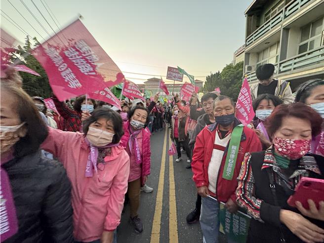 民进党总统候选人赖清德5日下午回防本命区，佳里区造势场合挤满人潮夹道欢迎。（曹婷婷摄）