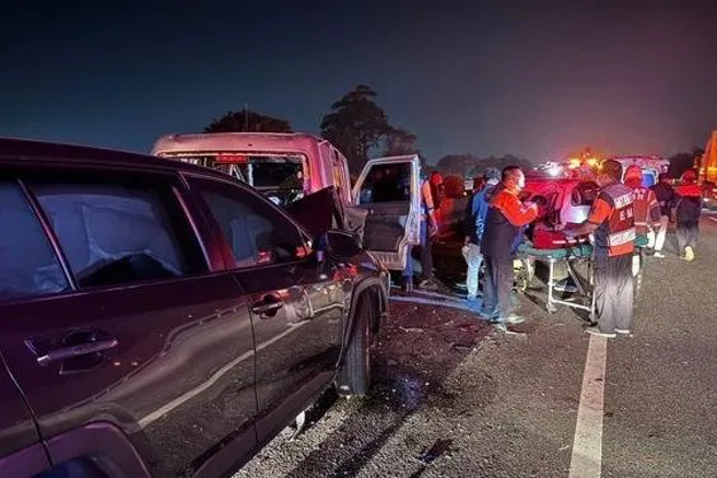 国道1号北上305公里处麻豆路段，发生4辆自小客车追撞车祸。（翻摄画面）