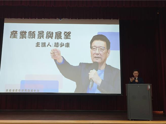 選戰進入最後關頭！國民黨副總統候選人趙少康，今天下午前往高雄科技大學楠梓校區演講，相繼拋出「大學生免學費」、「總統府實習生制度」吸引大學生支持。（林雅惠攝）