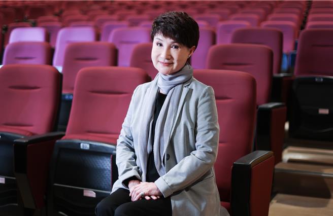 小咪演歌仔戏已有一甲子的资歷。（陈俊吉摄）