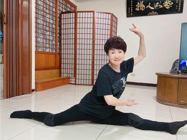 小咪每天仍维持拉筋、劈腿习惯。（小咪提供）