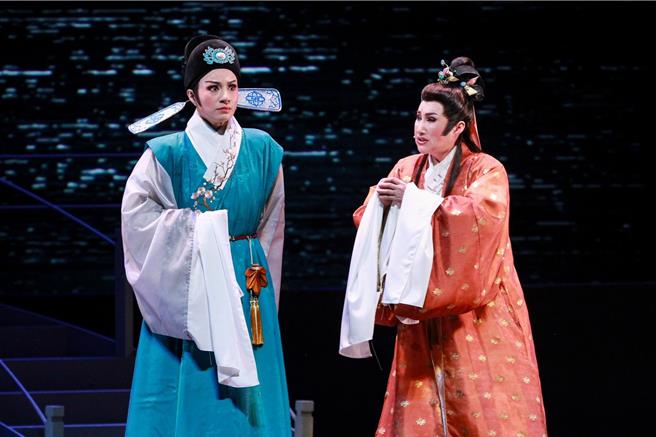 小咪（右）携手中、青生代歌仔戏演员一起演出。（民视提供）