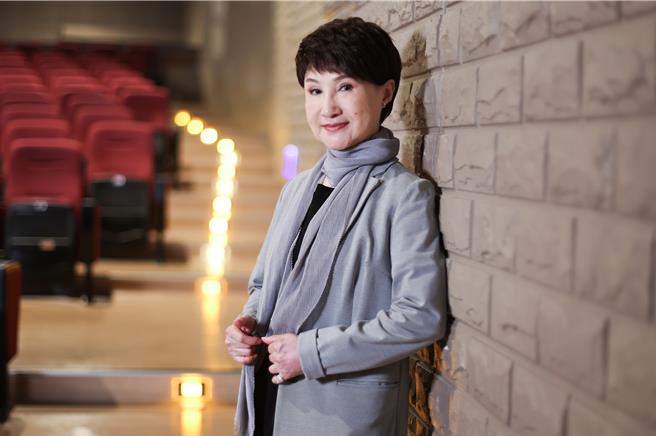 小咪不怕长江后浪推前浪。（陈俊吉摄）