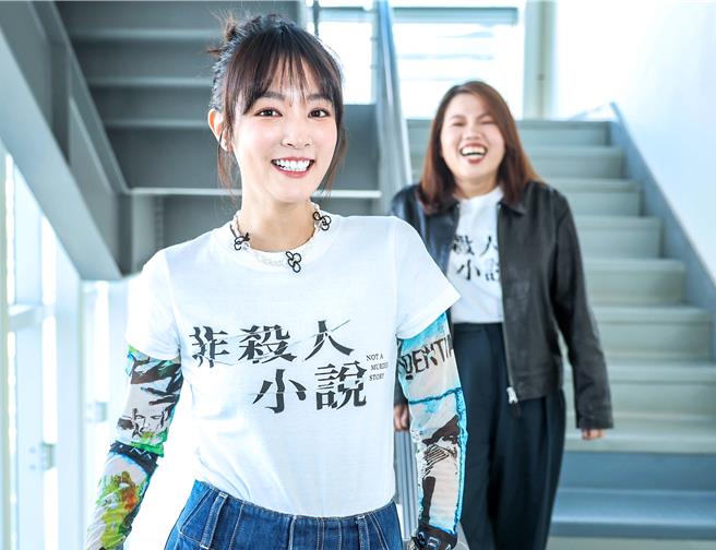 導演柯貞年（後）與王淨首次合作就一試成主顧。（粘耿豪攝）