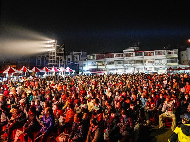 民进党台中市一选区立委候选人蔡其昌，5日晚间于外埔夜市举行「挺其昌 来听歌！」外埔团结造势音乐会，吸引逾千名支持者到场力挺。（蔡其昌办公室提供／张妍溱台中传真）