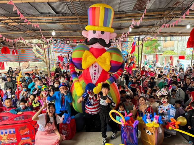 「兒童Play 童心不累」親子派對活動共舉辦五場，前三場座無虛席，歡樂氣氛讓參與活動的民眾十分盡興。（王威元服務團隊提供）