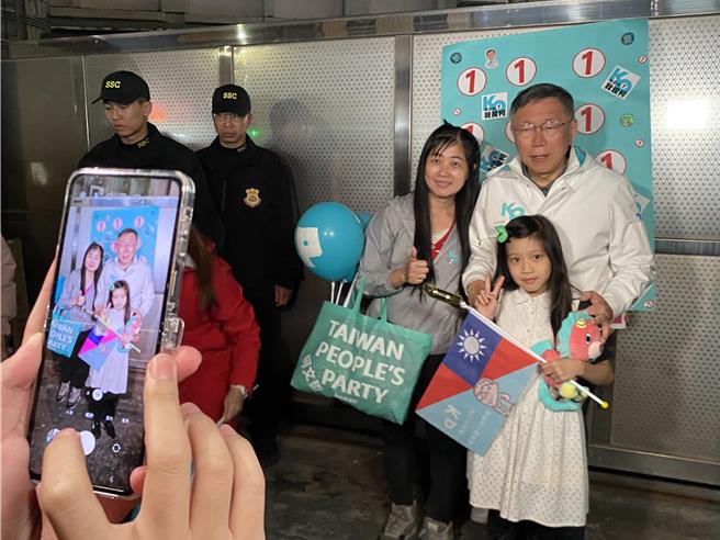 台灣民眾黨總統候選人柯文哲5日晚間在彰化市精誠夜市與支持者定影合影。（孫英哲攝）