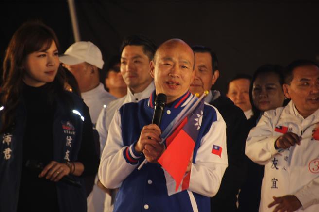 國民黨5日晚間在花園夜市舉辦選前台南最終場大造勢，前高雄市長韓國瑜（中）到場支持侯康配。（程炳璋攝）