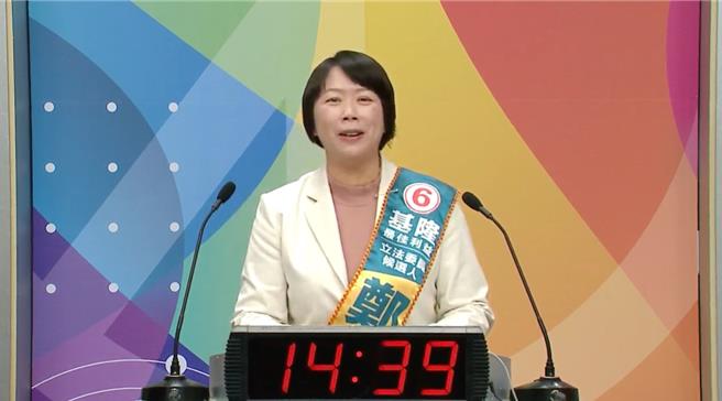 郑文婷则批对手林沛祥提及要修正国道客运法，但其实只有「公路法」，讽刺林要当立委，却对法律名称都不了解；也批对手王醒之主张要修财政收支划分法没那么容易。（徐佑升摄）