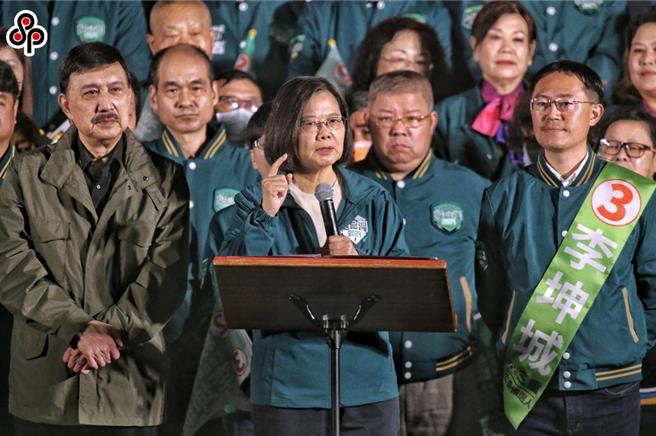 蔡英文总统5日晚间到三重替立委候选人李坤城站台。（杜宜谙摄）