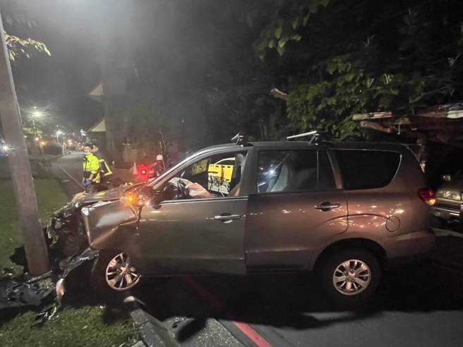 新北市1名54歲施姓男子，疑因上班一整天疲累、精神不濟開車自撞路旁電線桿。（翻攝畫面）