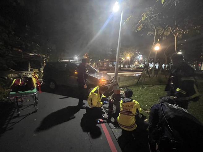 新北市1名54歲施姓男子，疑因上班一整天疲累、精神不濟開車自撞路旁電線桿。（翻攝畫面）