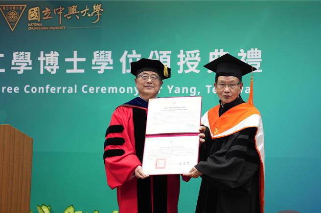 中兴大学校长詹富智（左），5日颁发兴大名誉工学博士学位，给程泰集团董事长杨德华。图／刘朱松