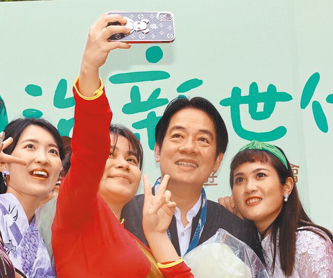 行政院及最高检察署4日澄清，未将新住民列为加强查缉境外势力介选对象。图为赖清德去年参加活动，新住民开心地与赖拍照合影。（本报资料照片）