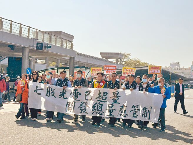 七股區里長聯誼會、七股區居民自救會去年11月底發起「七股區反不當種電」萬人連署，4日宣布連署人數已破萬，並前往台南市政府遞交陳情書，訴求「七股光電已超量，開發要總量管制」訴求。（曹婷婷攝）