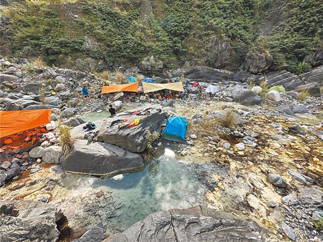 十三坑野溪溫泉今年跨年吸引大批人潮，事後有30多人爆發頭暈噁心、上吐下瀉、發燒等症狀，懷疑水質遭不明原因汙染。（取自臉書社團「台灣溫泉探勘網」／袁庭堯高雄傳真）