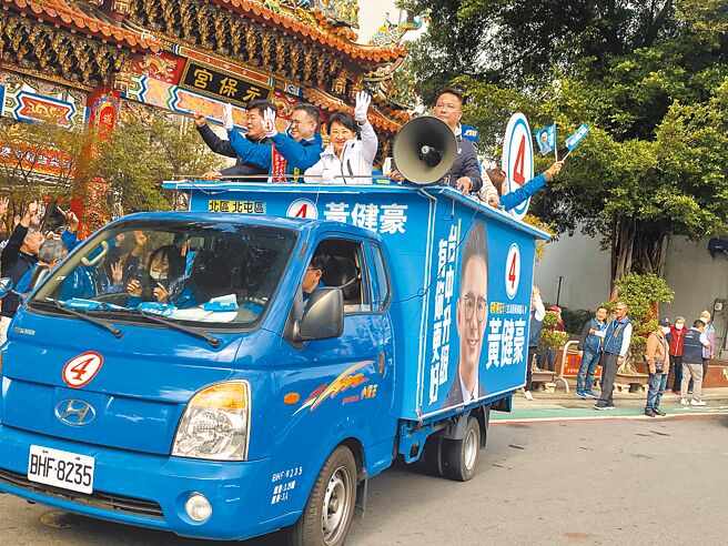 台中市長盧秀燕（左三）4日請假陪同立委中五選區國民黨候選人黃健豪（左二）車隊掃街。（馮惠宜攝）