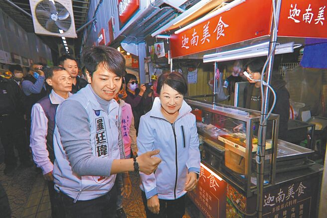 台中市長盧秀燕（右）4日上午請假，陪同國民黨台中市六選區立委候選人羅廷瑋（左）前往第三市場拜票。（羅廷瑋服務處提供／王煌忠台中傳真）