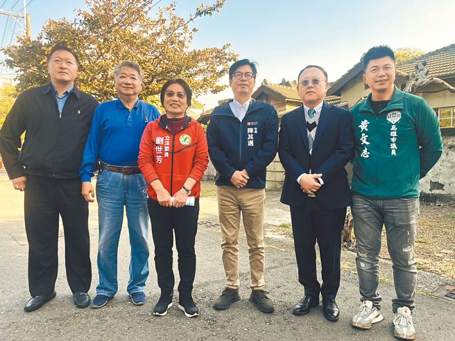 民進黨立委劉世芳（左三）4日邀請文化部長史哲（右二）、高雄市長陳其邁（右三）、民進黨高雄三選區立委候選人李柏毅等人前往左營建業新村參加明德、建業新村文化資產保存維護規畫會勘。（洪浩軒攝）