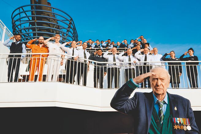 現年90歲的米高肯恩，將透過本片宣告息影。（采昌國際提供）