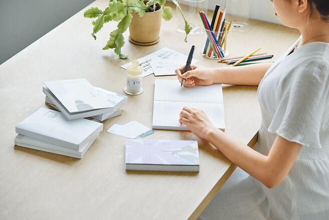 结合牌卡、贴纸等互动类型的日历或手帐在市场上呈现持续成长。（三采文化提供）