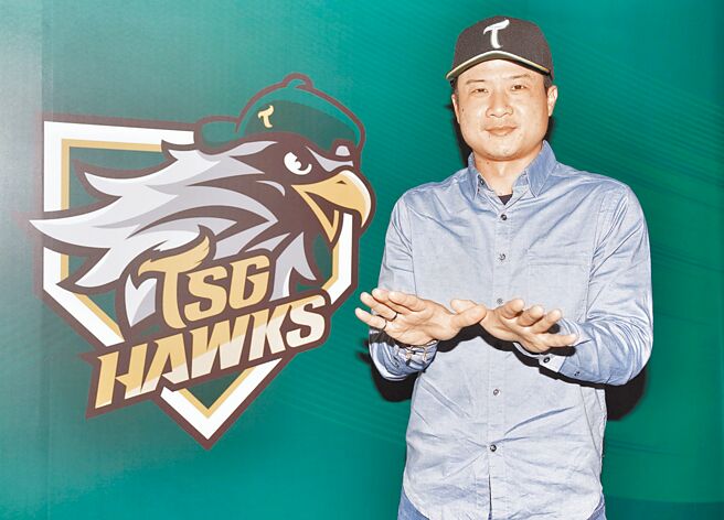 台钢雄鹰4日宣布签下左投赖鸿诚，双方签下1年合约，今年月薪42万元、背号48号。（台钢雄鹰提供）