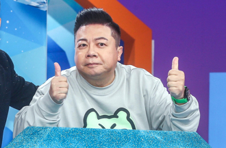 董至成宮廟前擁一群辣妹 「暴瘦近20公斤」原因曝光