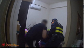 暗夜傳來詭異敲打聲 氣炸怒報警！救了阿北1條命