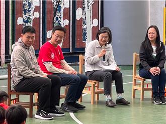 蔡英文與足球小將會面 被問怎麼度過青春期這樣答