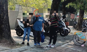 國小生路邊揮舞刀械？網嚇：孩子上課帶刀