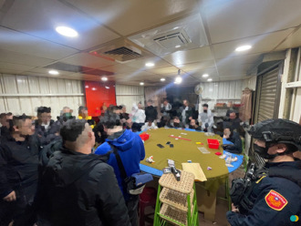 糗！賭場車工揪到「便衣」 38人擠鐵皮屋賭天九牌被逮