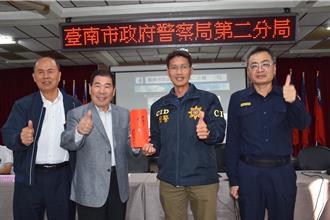 台南选前屡破重大案件！警友会「柱哥」到市警2分局颁发慰问金