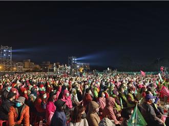 民進黨支持者擠爆會場 中壢造勢不到8點喊破3萬人