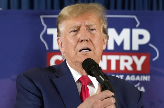 美国前总统川普5日在爱荷华州进行竞选活动。（美联社）